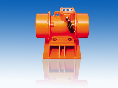倉壁振動(dòng)器的結(jié)構(gòu)是由振動(dòng)電機(jī)、底座兩部分組成